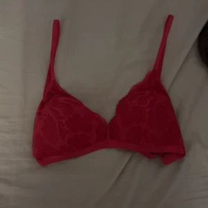 Rosa spetsig bh utan bygel  - Säljer en snygg rosa bh utan bygel med spetsdetaljer och tunna axelband. Toppen har triangelformade kupor. Passar dig som vill ha något lätt och luftigt under kläderna. Säljer då jag själv inte trivs utan bygel. Aldrig använd🩷kommer från gekås