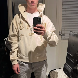 Beige Arigato Zip Hoodie - Säljer denna helt nya och oanvända Arigato Zip hoodie. Den är i I storlek XS men är lite större i storleken, jag är 179 ca så skulle säga att den sitter perfekt på någon som är 175 ish. Helt ny som sagt och inga defekter. Nypris 2500kr. Vill bli av med den snabbt så 850kr och lovar att skicka fort! Frågor? Skicka ett meddelande! Allt gott, Hugo! 