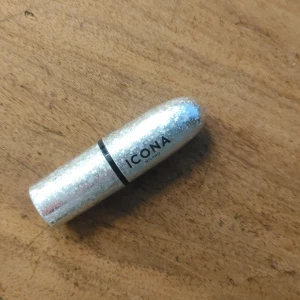 Icona Milano läppstift i varm nude - Snyggt läppstift från Icona Milano i en varm nude/terracotta-nyans. produkten aldrig använd. Säljer pågrund av att jag inte tyckte om färgen samt för att jag aldrig kommer att använda den.