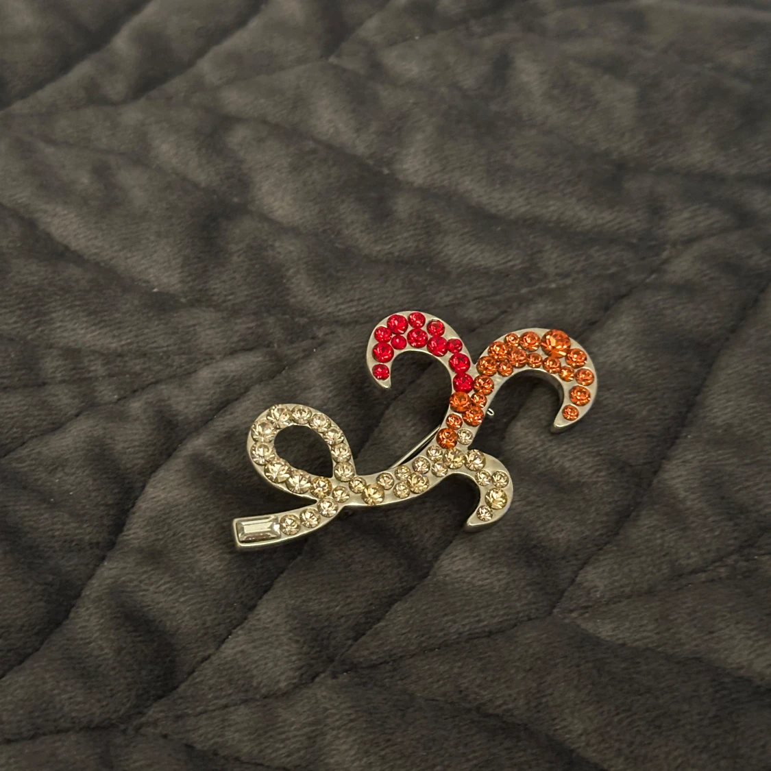 brosch med strass i rött och orange