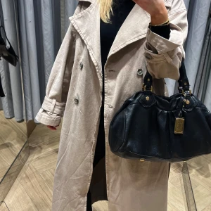  Marc Jacobs classic Q väska  - Kollar intresset på min Såå fina och stora väska ifrån Marc Jacobs i svart. Det är den mellan stora storleken och den får previs plats med en dator så perfekt till skolan! Den är i fint skick men självklart lite små defekter då den är vintage, skriv för bilder! Är öppen för att sälja vid bra pris eller byte + självklart en pengar summa extra vid dyrare väska som Ysl loulou, Louis Vuitton Noé eller Balenciaga. SKRIV!!