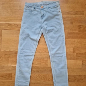Ljusblå skinny jeans från Cubus - Snygga ljusblå skinny jeans från Cubus, modell Jegging Jade. De har klassisk femficksdesign, hög midja och är tillverkade i stretchigt bomullsmaterial för en bekväm passform. Perfekta för dig som gillar en tight och stilren look.