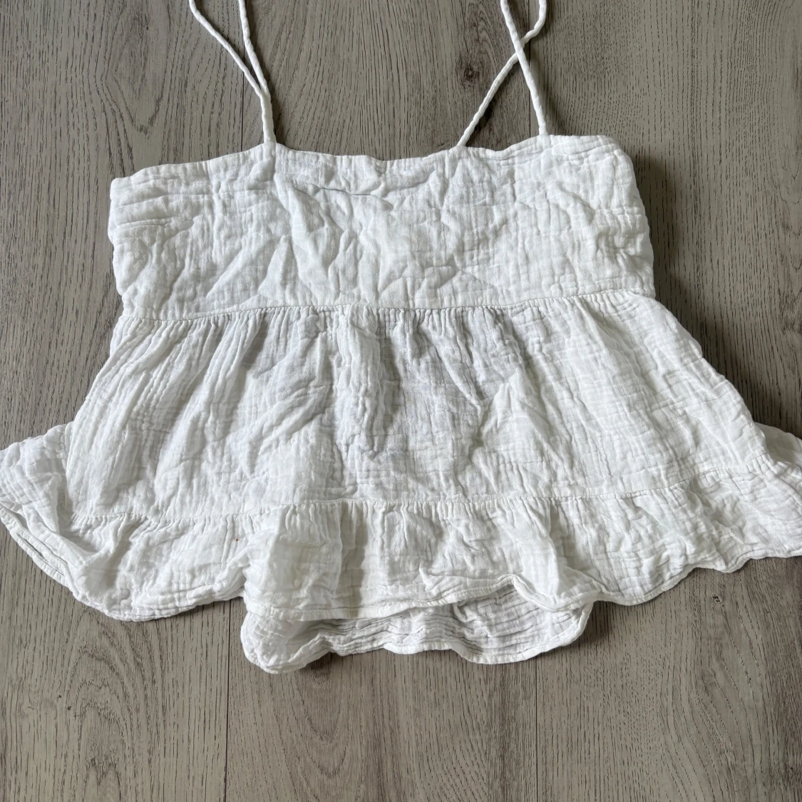 Vit volangtop från Gina Tricot