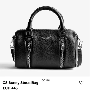 Svart Sunny Nano Studs bag  Zadig & Voltaire - Cool svart handväska i skinn från Zadig & Voltaire. Väskan har silvriga nitar, dubbla dragkedjor framtill och ett emblem i metall. Både handtag och axelrem gör den enkel att bära crossbody eller i handen. Perfekt storlek för det viktigaste. Ordinarie pris ligger runt 4000 kr🥰kolla in 4e bilden i min profil för fler bilder på väskan💞