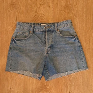 Högmidjade jeansshorts stl 38 - Blåa jeans shorts från hm stl 38 väldigt sköna och helt nya aldrig använda 