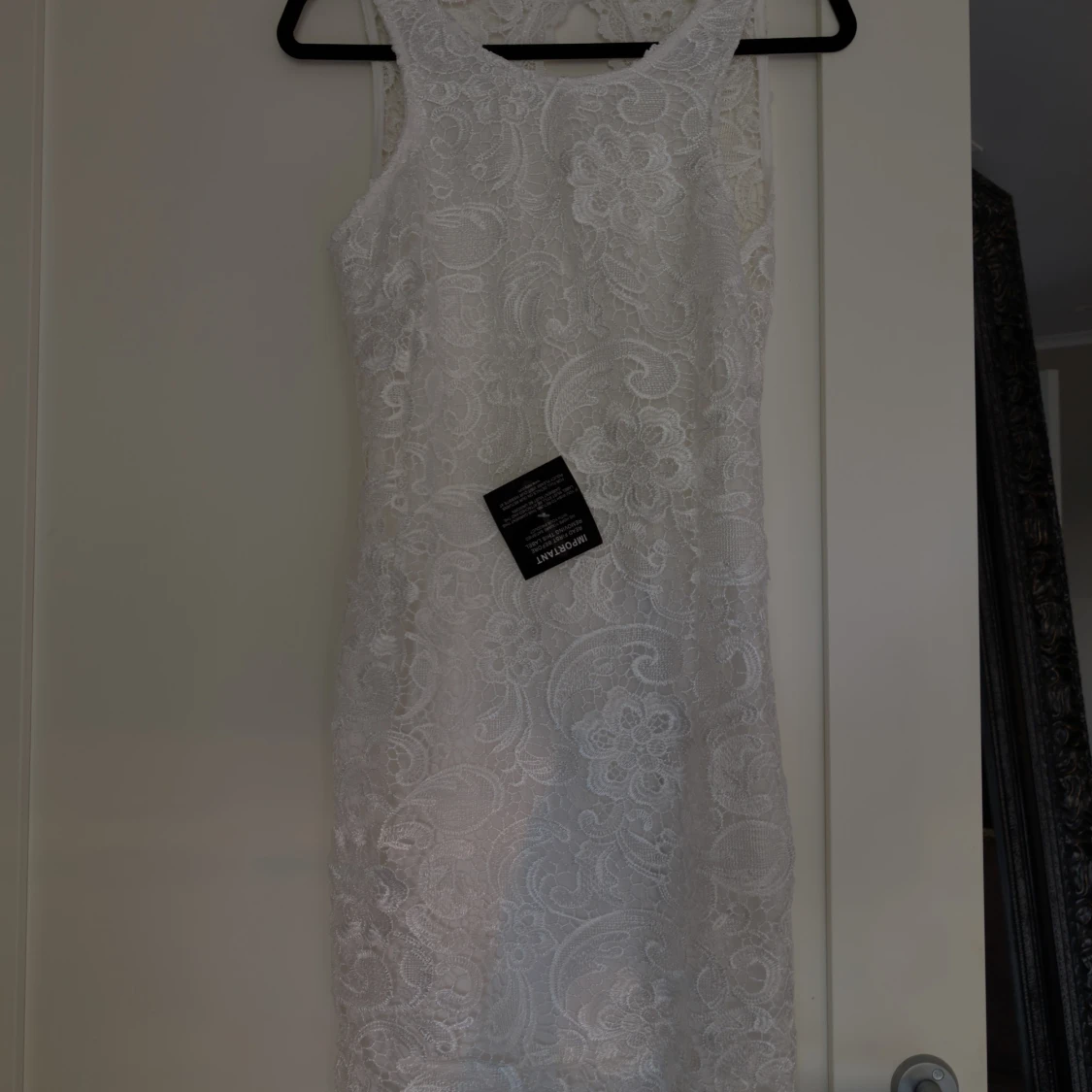 Vit spetsklänning med öppen rygg