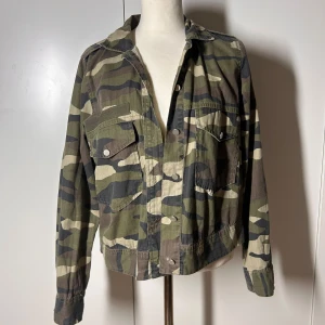 Camouflage jacka  - Camo jacka från Gina. Storlek 36. Köp sker via köp nu. Jag postar inom 24h. Kvar tills markerad såld