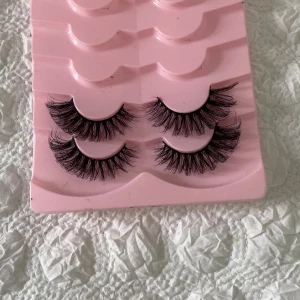 Dramatiska lösögonfransar i svart - Två par fylliga och fluffiga lösögonfransar i svart. Säljer eftersom de inte är min stil längre. Dessa 2 par fransar har inte använts 💕