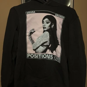 Ariana grande merch - Säljer min Ariana grande hoddie för att den inte kommer till användning! Den är använd 2 gånger så är i bra skick! Är i storlek 170 och säljer den för 70kr+frakt