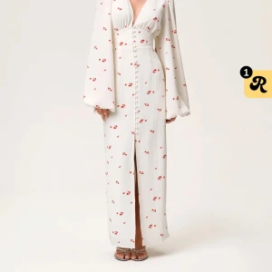 Vit blommig Positano-klänning Adoore - Supersöt vit Positano-klänning från Adoore med små röda blommor, helt ny strl xs/34! Nypris 1695kr! De är den långa modellen!🩷