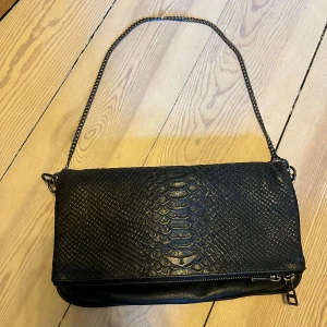 Zadig väska - Köpt 2020, använts ett fåtal gånger sen dess. Perfekt skick. 