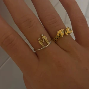 Maria Nilsdotter ring (kan postas idag)  - Säljer min ring från ”Bröderna Lejonhjärta”- kollektionen. (Maria Nilsdotter). Tillhörande Bo x medkommer  självklart. Passar lite större fingrar  Obs Utseende på ringen är med mening att det ska vara silver och guld. 💕  #marianilsdotter #ringar #guldringar