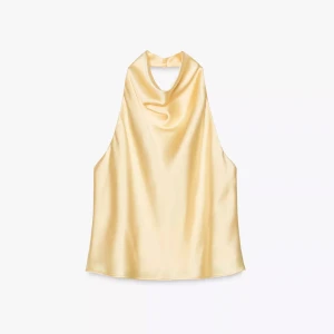 Gul Zara topp - Otroligt fin satin topp från Zara med öppen rygg! Helt ny med prislapp kvar. Säljer då den tyvärr va lite för stor för mig. När jag fick hem toppen hade den sedan innan en mini fläck på nacken (se bild 5), men absolut inget man tänker på. 💛💛💛