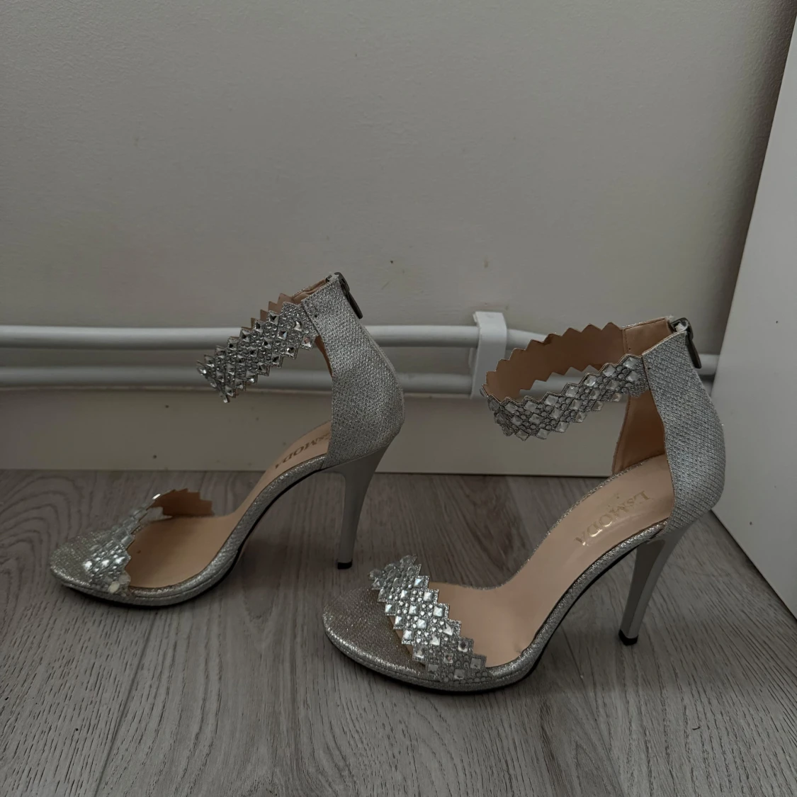 Glittriga silverfärgade pumps med klack - 1