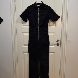 Mango jumpsuit - Den virala jumpsuiten från mango. Jeansmaterial. Nyskick, använd någon enstaka gång men den är inte riktigt min stil. 