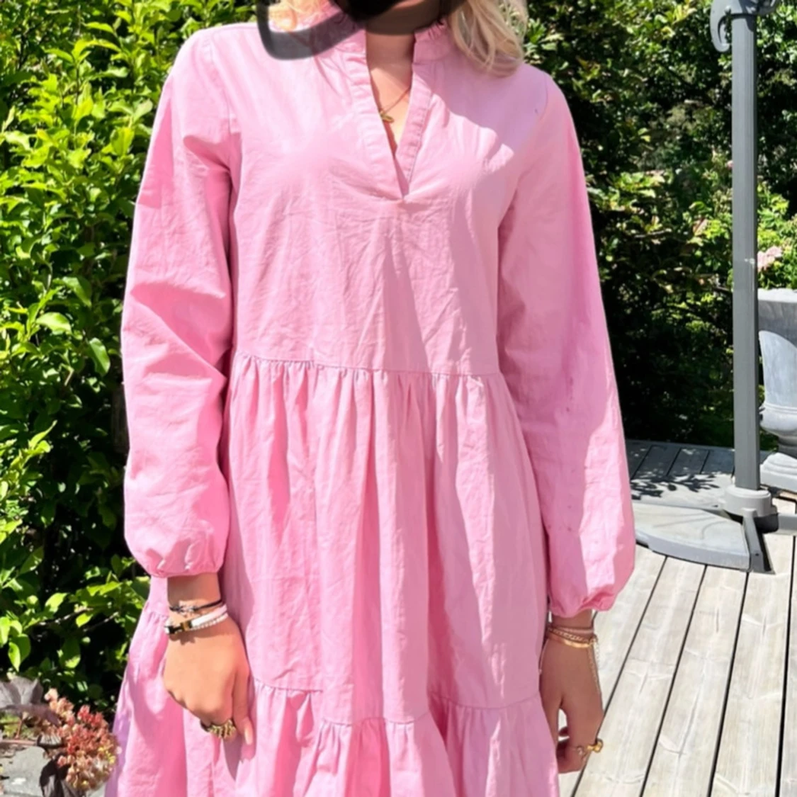 Ljusrosa volangklänning med v-ringning