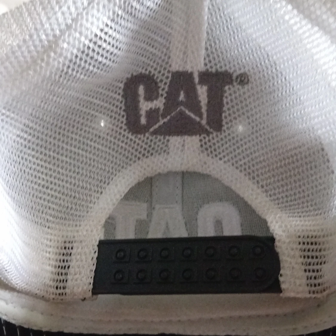 Svart och vit keps från CAT - 1