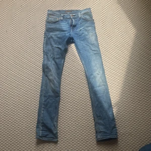 Blå  jeans från Nudie Jeans - Säljer ett par jeans från Nudie Jeans i storlek 28/32. Modellen är thin finn. Skriv vid minsta fundering