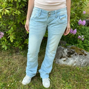 Ljusblå bootcut jeans  - Säljer ett par ljusblå jeansi bootcut modell med lågmidja. Supersköna och fint skick! 🩷Midja: 38 cm  🩷 Ytterben: 103cm 🩷 Innerben: 81cm 