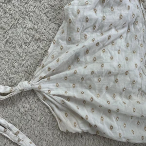 Knyttopp från Zara - Skitsnygg halterneck/knyttopp från Zara som inte säljs längre! Enda defekten är lite missfärgning (se sista bilden), annars fint skick🥰