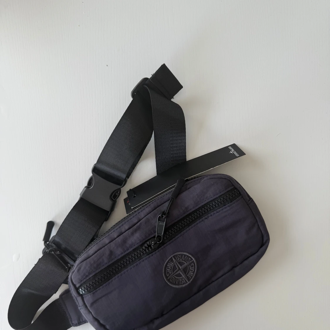 Grå axelväska från Stone Island