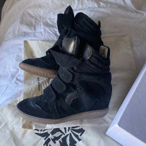 Isabel Marant - Säljer nu mina Isabel Marants i storlek 37, använda ett fåtal gånger så i fint skick😇 Låda/dustbag medföjer inte.