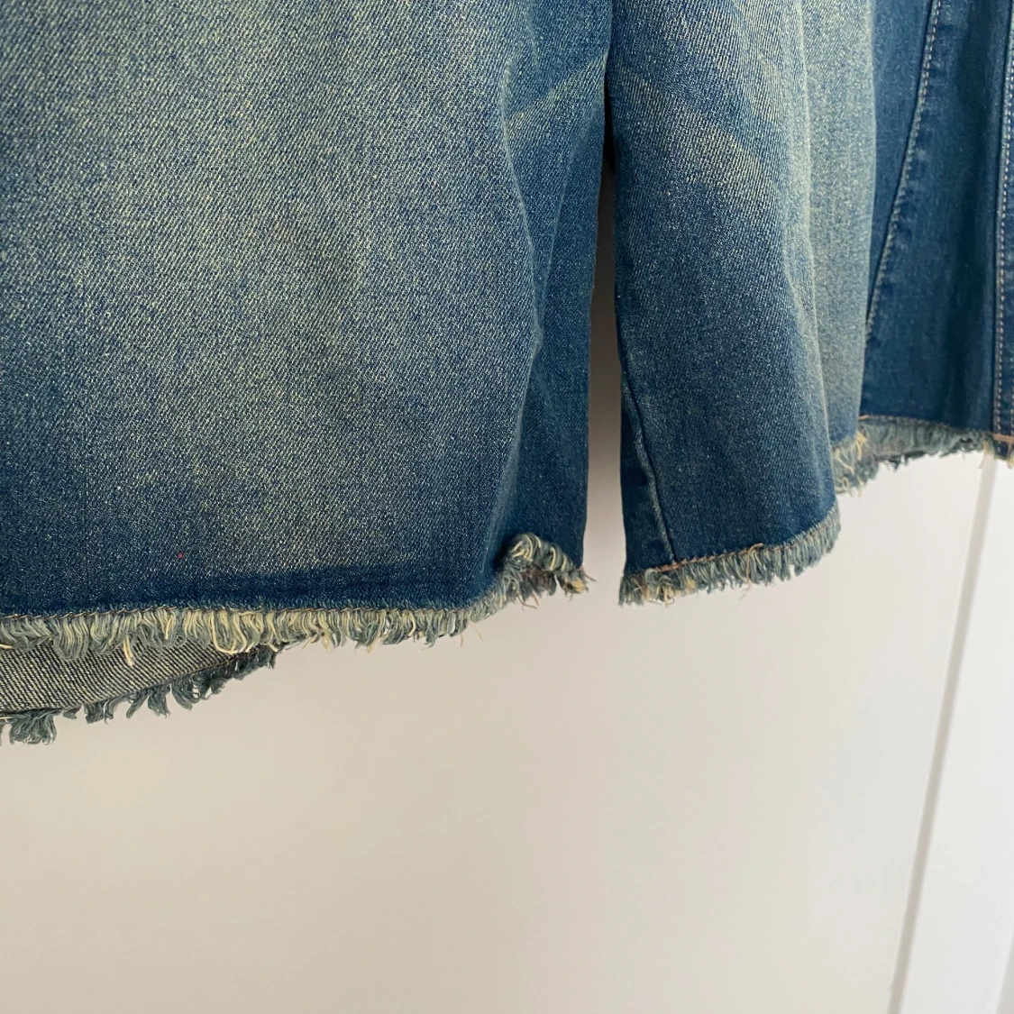 Blå jeansshorts med fransig kant - 1