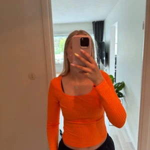 Ribbad orange långärmad topp Shein - Säljer en ribbad långärmad topp från Shein i en riktigt poppig orange färg. Toppen har en snygg, fyrkantig ringning och sitter figurnära. Oanvänd.