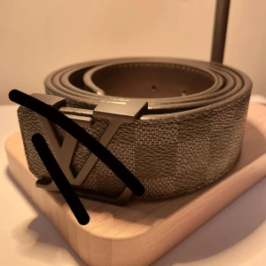 L Bälte - Snyggt och stilrent ”NoBrand” bälte med ett L på. perfekt extra toutch på sin outfit🤩