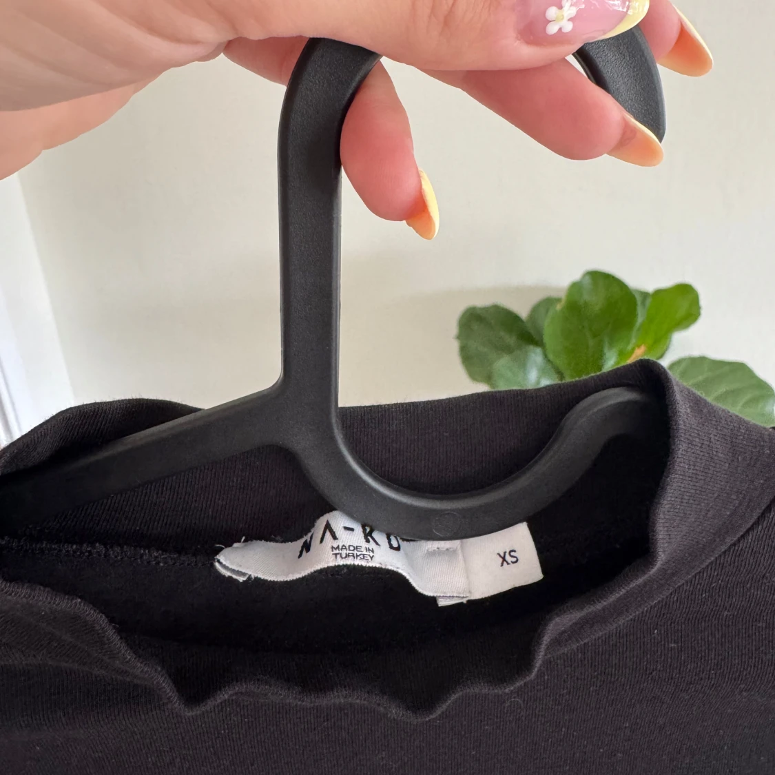 Svart croppad polotopp med meshdetalj - 3