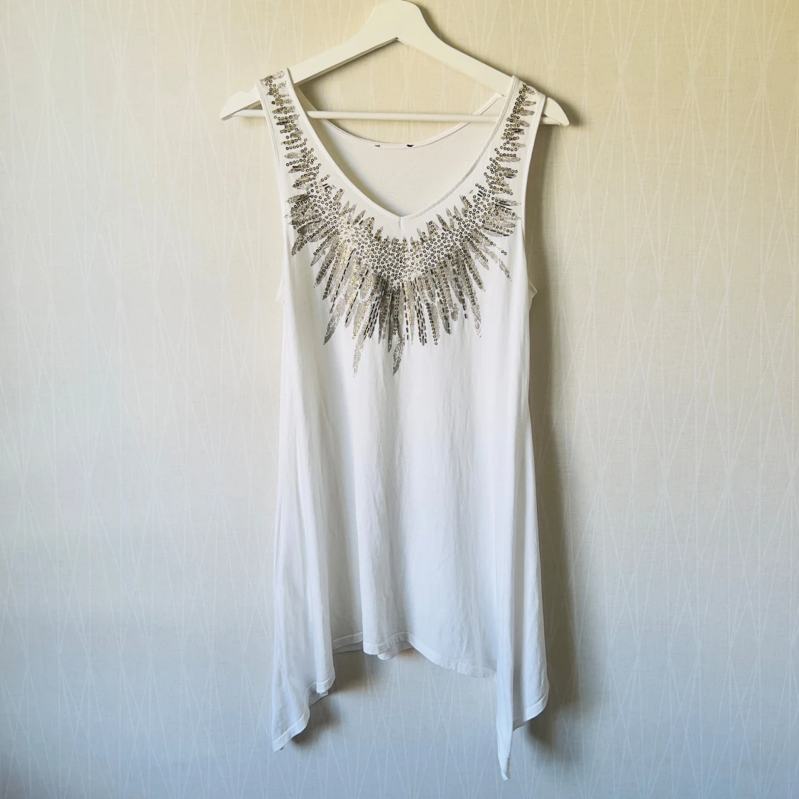 Vit kort ärmlös klänning med paljetter - 1