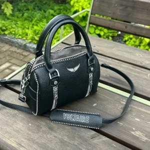 Sunny Bag Zadig - är ca 23 x 14 x 11.5 cm, väldigt fint skick köpt här på Plick för 2800 kr❣️ inga missfärgningar eller rostningar, kom med prisförslag! 