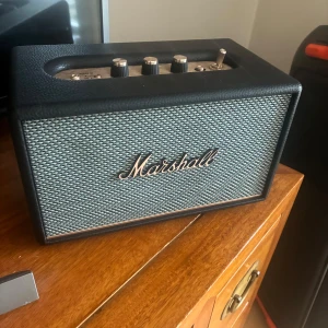 Marshall högtalare  - En väldigt fin Marshall högtalare med bra bas och ljud /orignal kartong ingår