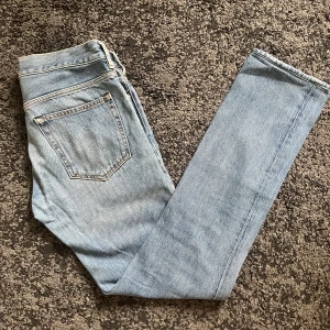 Acne Studios Jeans - Tjena! Säljer nu ett par ljusblåa jeans från Acne Studios i storlek 30/34. Jag skulle säga att dem passar någon som väger ungefär 65-75 kg och är ca 185-195 cm lång. Jag vet inte exakt modell men dem sitter slimfit/regular. Jeansen är i väldigt bra skick. Nypris på dessa ligger runt 3000 men jag säljer dem för bara 399. Kom gärna med fråga och priset är inte hugget i sten!
