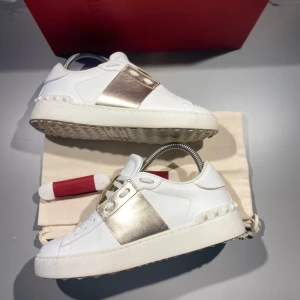 Valentino Open skor - Hej! Säljer nu mina skor från märket Valentino, storlek 36, bra skick box ingår. Givetvis äkta, Tveka inte på att höra av dig om du har frågor eller funderingar kring skorna! Det är bilder från förra ägaren så fråga om nya bilder. Tryck inte på köp nu. Är inte säker om jag vill sälja