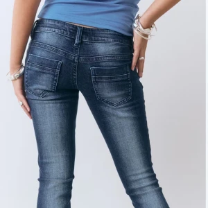 Gina low waist jeans - Snygga bootcut jeans i mörkblå tvätt med slitningar och klassiska fickor bak. Jeansen har låg midja och är tillverkade i stretchig denim som sitter tajt upptill och släpper ut vid bensluten. Från ginas 14+ sida, de är slutsålda på hemsidan💘💘