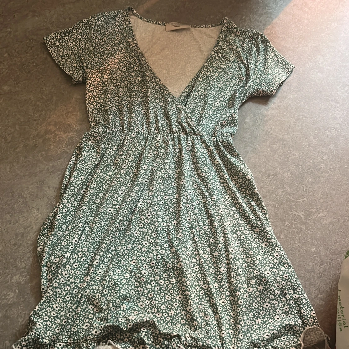 Grön blommig omlottklänning Chiquelle