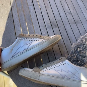 Zadig&voltaire - Säljer mina fina Zadig skor! Skorna är i bra skick men de finns några defekter, skriv om ni vill ha fler bilder💕Skosnören följer med😊pris kan diskuteras!