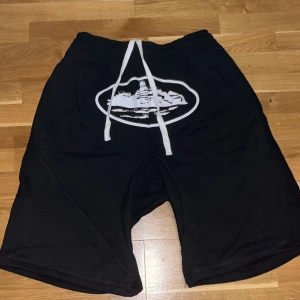 Svarta Corteiz shorts - Jag säljer ett par svarta corteiz shorts som jag inte har använt på ett tag. Den är i väldigt bra skick och inga tecken på användning. Priset kan diskuteras!