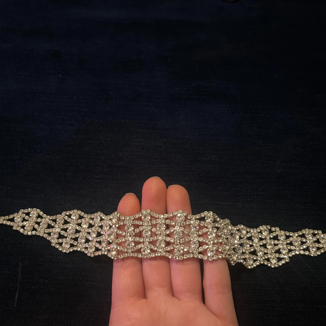 Glittrig bred choker i silver - 2