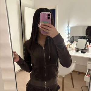 Juicy Couture brun velour hoodie och byxor - Brun velour set från Juicy Couture.     Inte så använd och bra skick. Hon på bilden är 165 och sättet är i storlek xs.