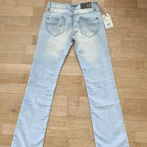 Ljusblå jeans  - Helt oanvända lågmidjade jeans ifrån Ligao & Jeans med Flare/bootcut passform i storlek 34/36💕Säljer då jeansen är för långa för mig.
