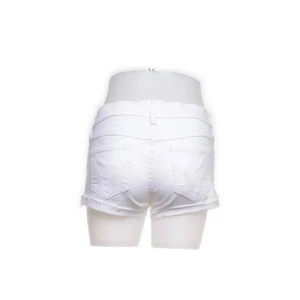 Vita jeansshorts från Hollister - Snygga vita shorts i storlek 25w. Skulle säga dom är mer åt 26/27w❤️
