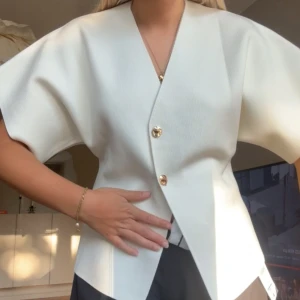 Vit väst med v-ringning från Zara - vit väst från Zara med v-ringning och korta, vida ärmar. 