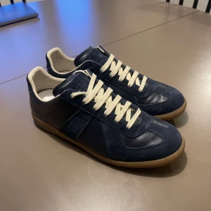 Maison Margiela Gats  - Maison Margiela sneakers i marinblått sjukt bra skick och allt og ingår. Skriv vid funderingar! 😁