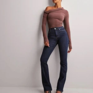 Mörkblå bootcut jeans från ONLY - Snygga mörkblå bootcut jeans från ONLY i strl XS/32. Använd fåtal gånger, superfina i skicket! 