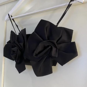 Svart topp - Supersnygg svart topp med två stora blommor framtill, storlek S🤍 Från H&M, i mycket bra skick!