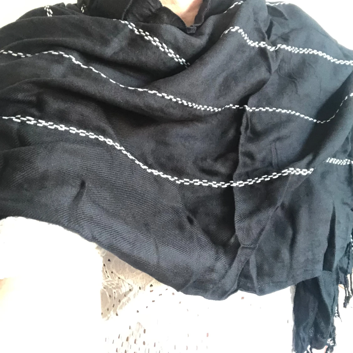 Svart pashmina halsduk med vita ränder oanvänd