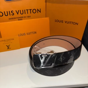 Svart bälte med monogram mönster - Helt ny inplastad med box och tillbehör 