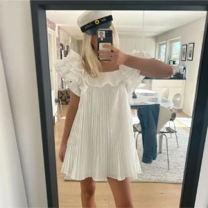 Volang klänning - Så söt klänning från Zara, storlek M❤️ perfekt inför midsommar! Passar mig med S
